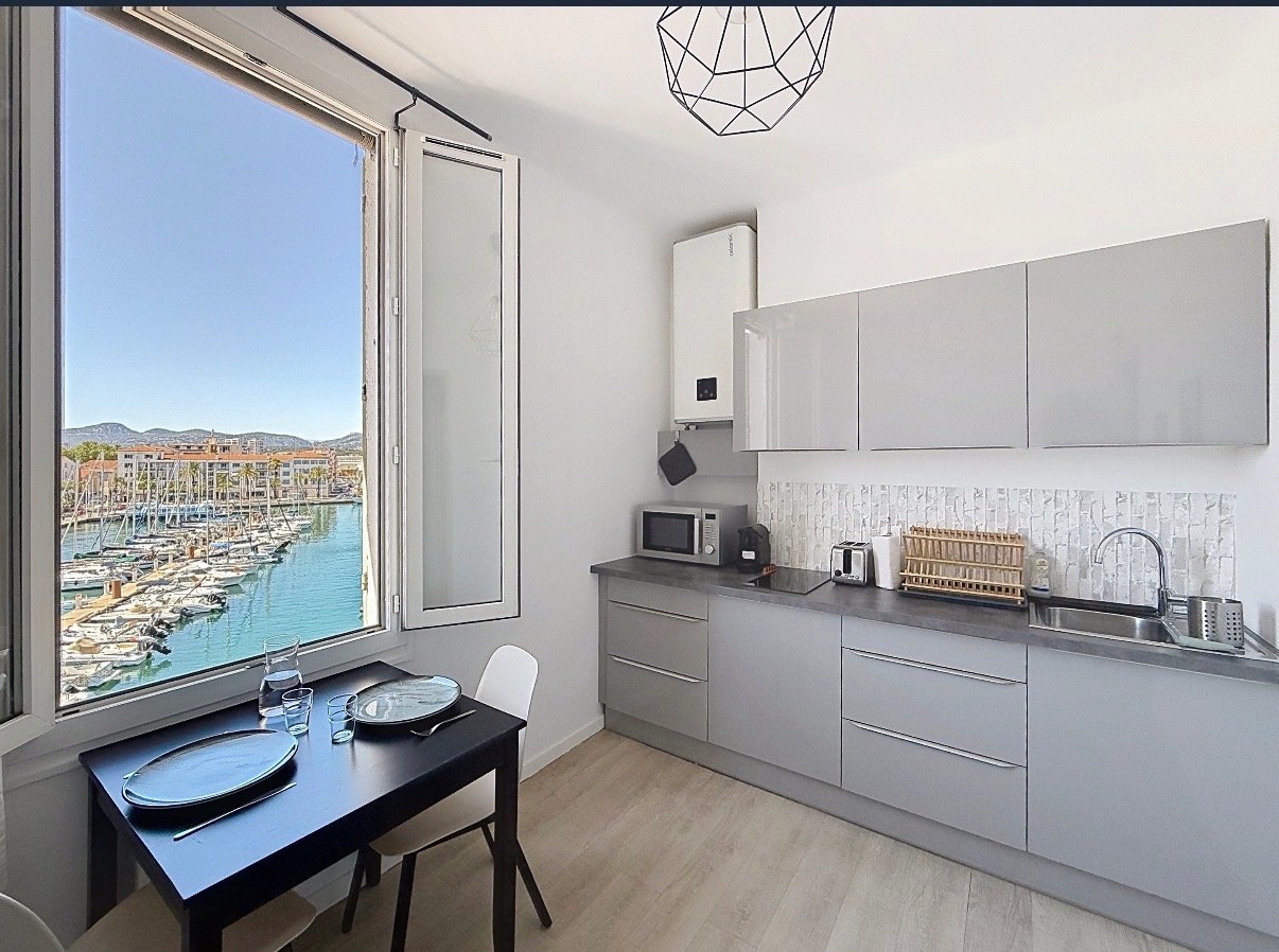 Studio rénové avec vue sur le port à La Seyne-sur-Mer